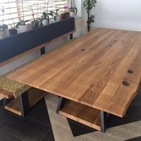 Holztisch mit gepolsterter Bank