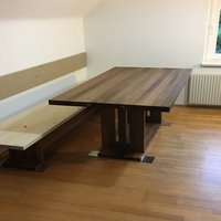 großer Tisch aus dunklem Holz